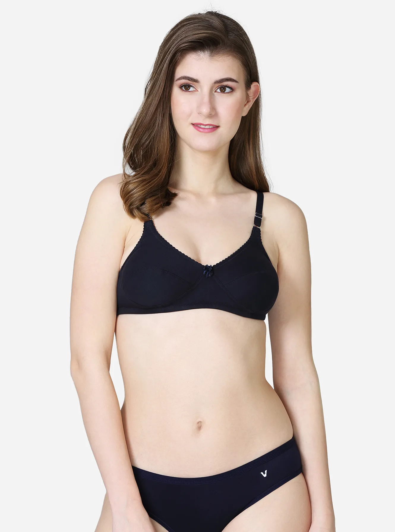 Double layered seamed bra with trimmed lace at the end