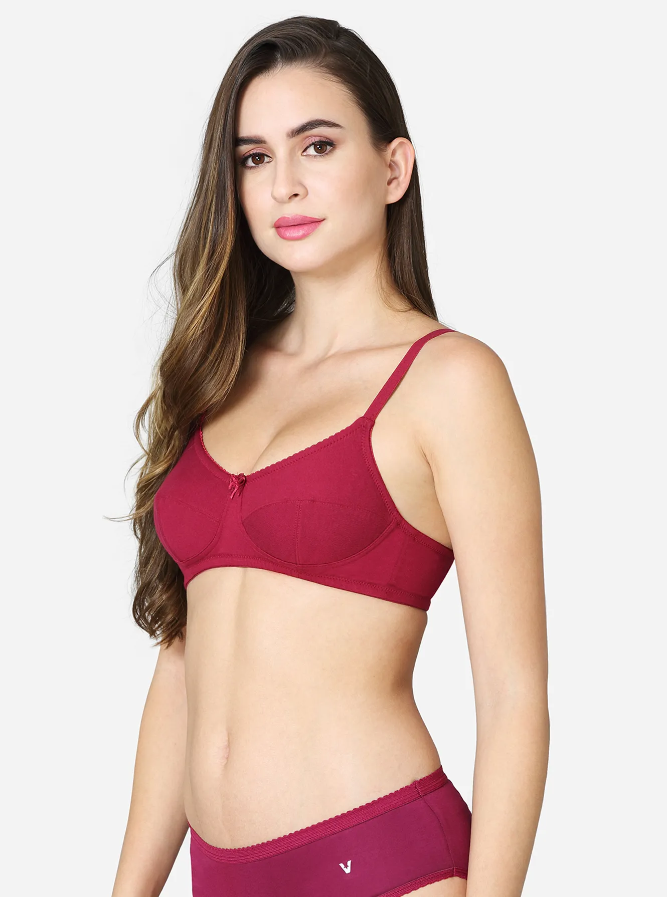 Moulded wire-free bra with three sectioned seamed cups